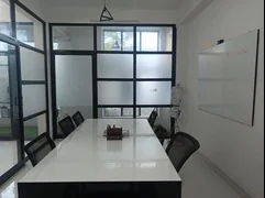 Client consultation at the iOrange Innovation office